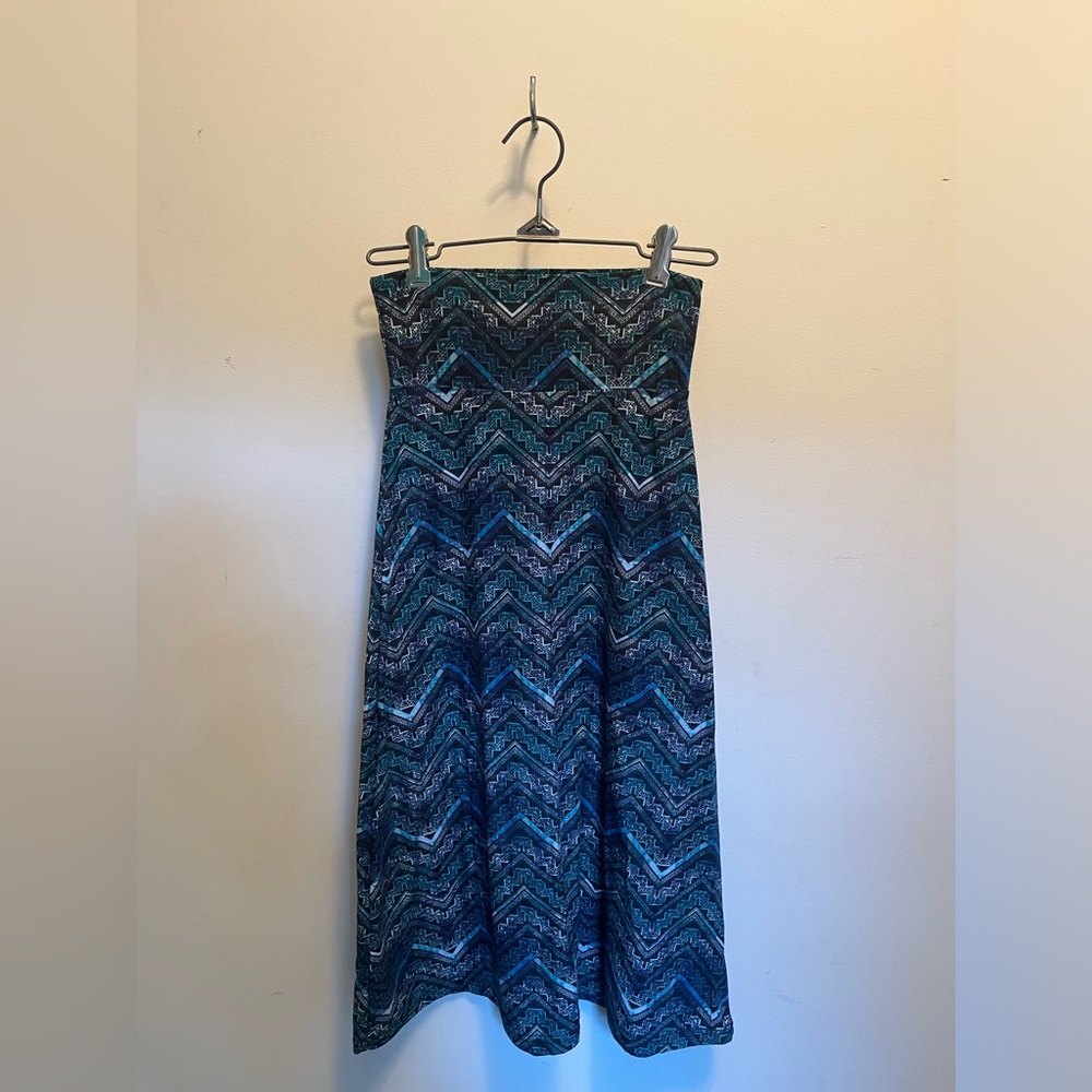 Lulu Luv, girls youth black and blue patterned long skirt.